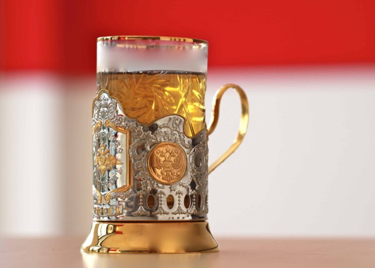 “File:Podstakannik mit Gold.JPG”by Maiakinfo is licensed under CC BY-SA 3.0